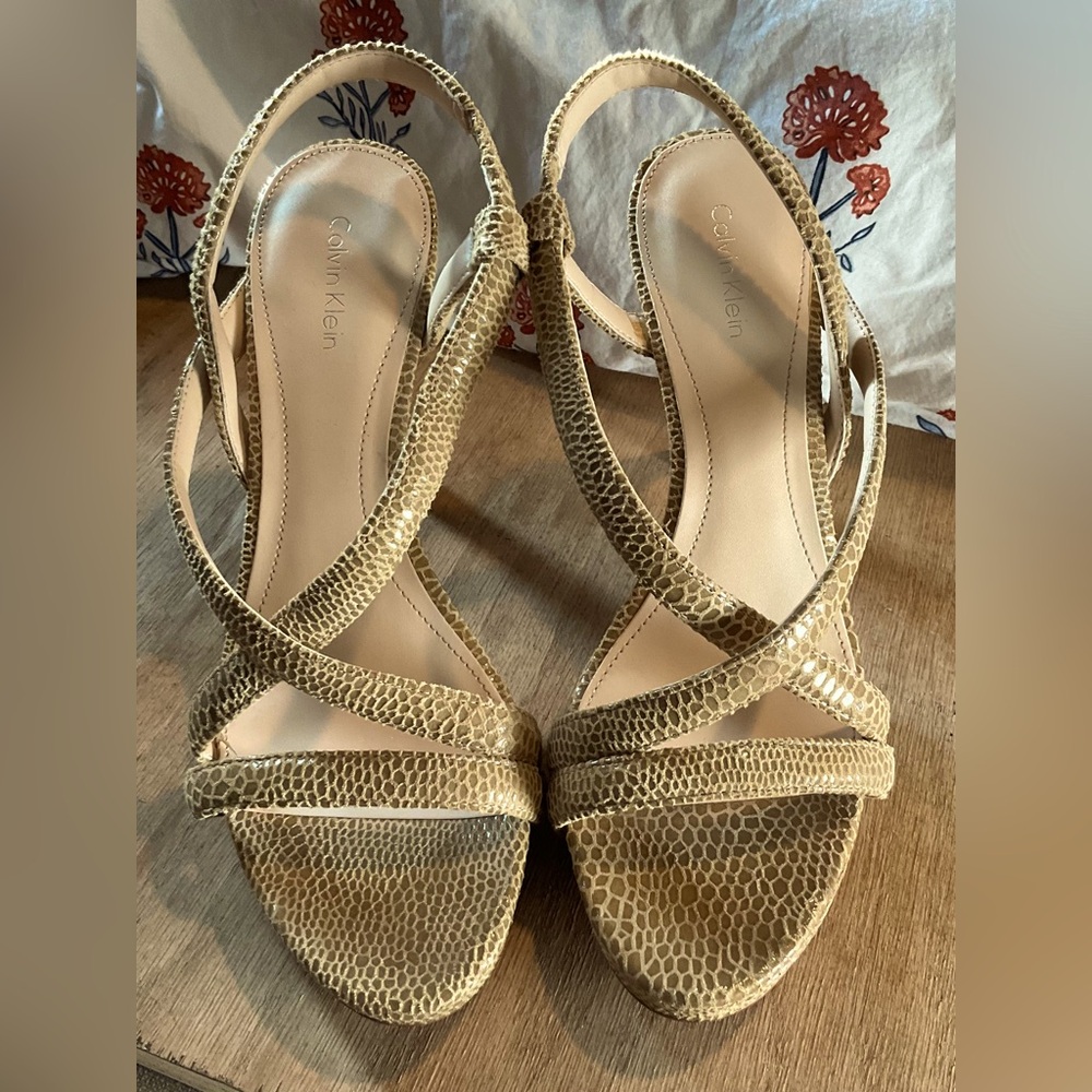 Like New Calvin Klein Prairie Honeycomb Print Heals- 8